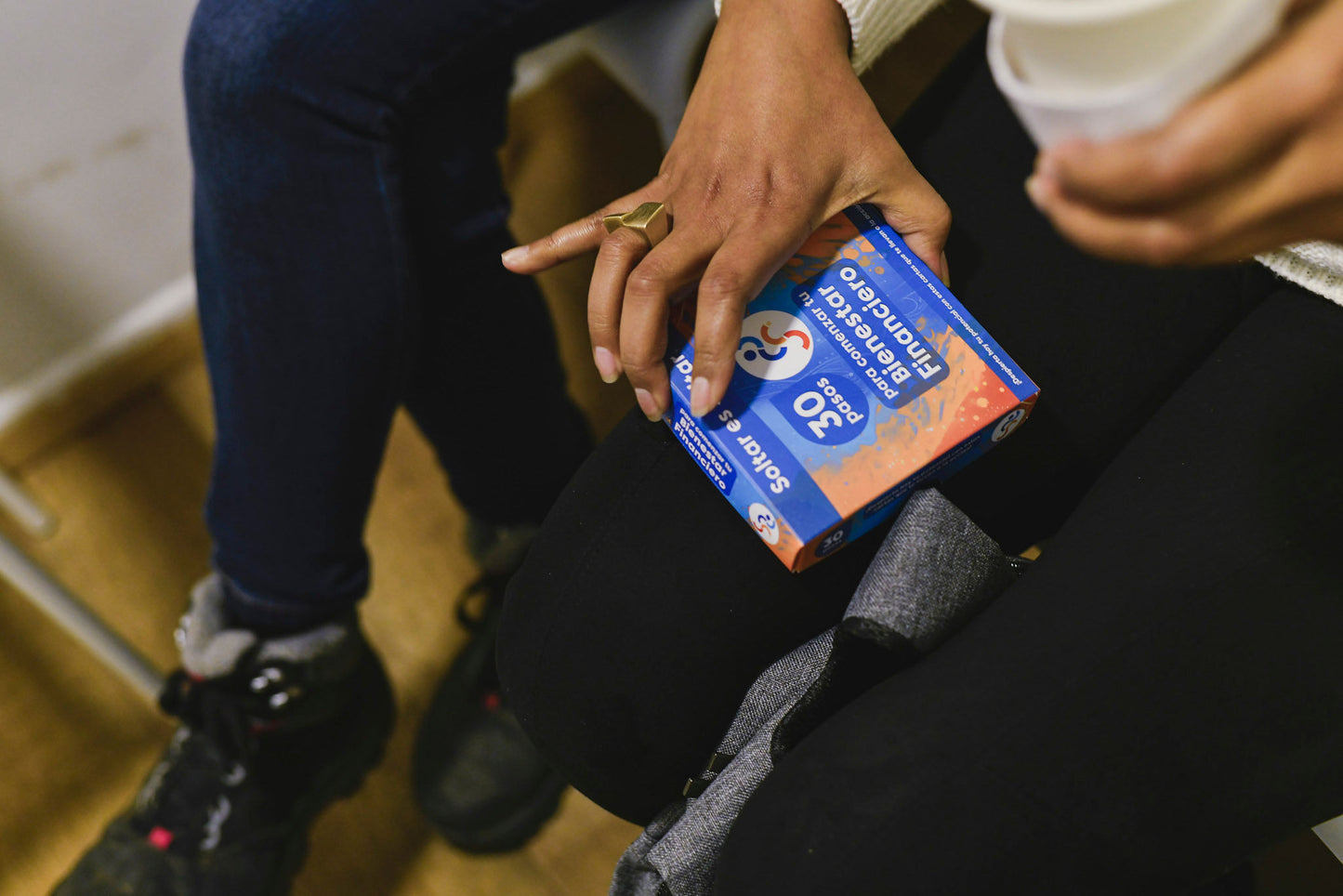 Cartas SeS "30 pasos para comenzar tu Bienestar Financiero". 30 cartas diseñadas para inspirarte, reflexionar y tomar acciones concretas, guiándote en la construcción de tu bienestar financiero.